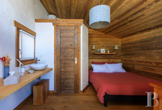 En Savoie, dans un hameau de la vallée de la Tarentaise, un grand chalet traditionnel rénové avec soin - photo  n°48